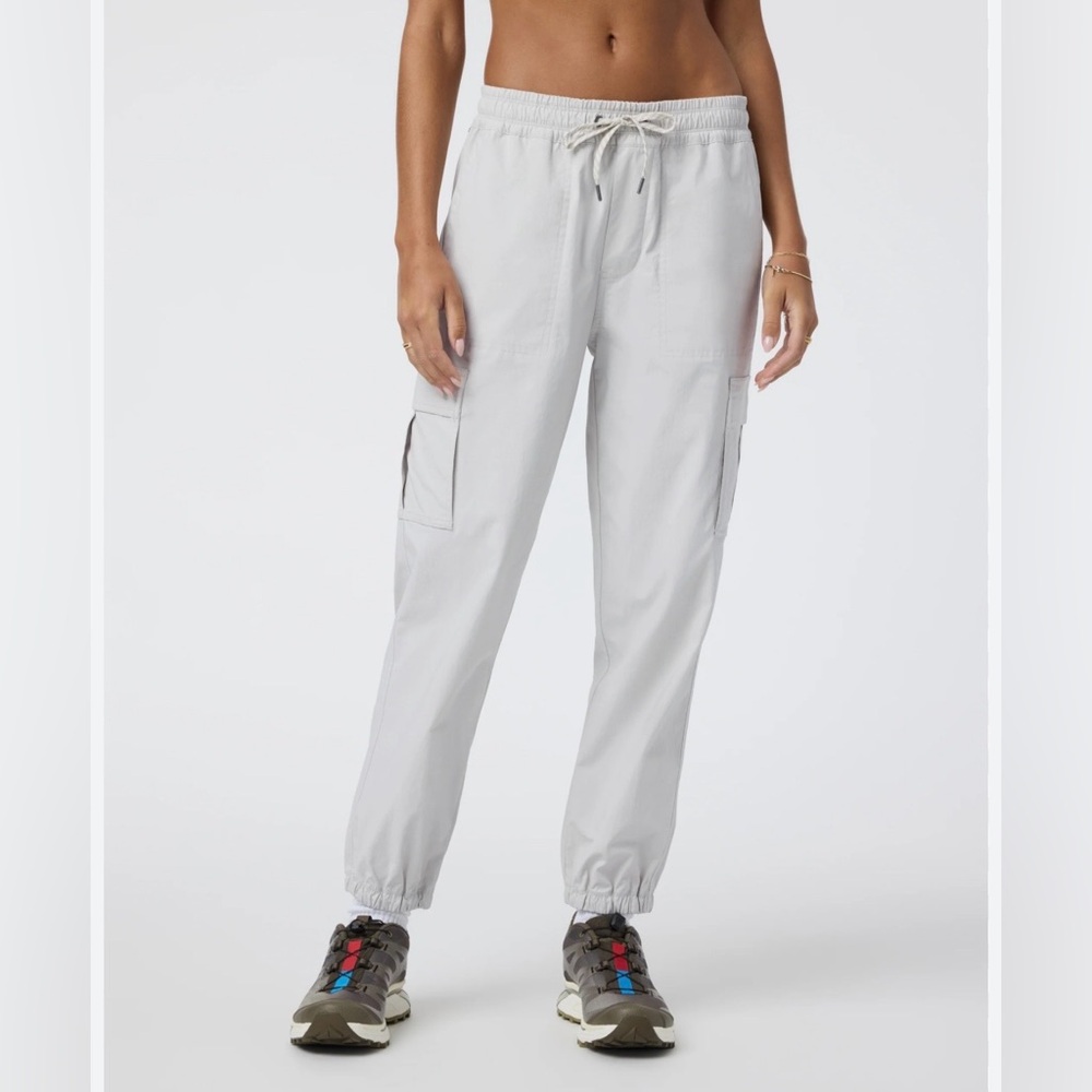 NWOT Vuori Birch Joggers in Silver Cloud, sz med